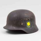 Heer, Stahlhelm M 40 mit einem Abzeichen Sauerland. - photo 3
