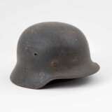 Heer, Stahlhelm M 40 mit einem Emblem. - photo 2