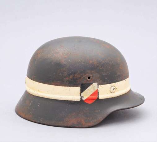 Luftwaffe, Stahlhelm M 40 mit zwei Abzeichen. - photo 3