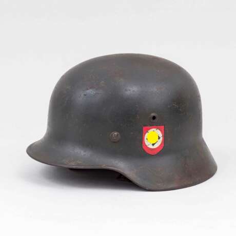 Waffen-SS, Stahlhelm M 35 mit zwei Abzeichen. - Foto 1