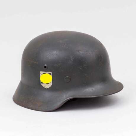 Waffen-SS, Stahlhelm M 35 mit zwei Abzeichen. - Foto 2