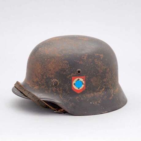 Waffen-SS, Stahlhelm M 35 mit zwei Abzeichen. - Foto 1