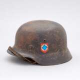 Waffen-SS, Stahlhelm M 35 mit zwei Abzeichen. - Foto 3