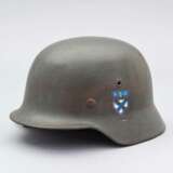 Wehrmacht, Stahlhelm M 40 mit einem Abzeichen der Wlassow-Armee. - фото 1