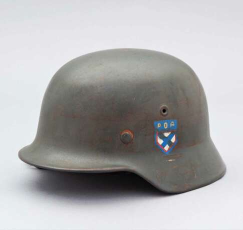 Wehrmacht, Stahlhelm M 40 mit einem Abzeichen der Wlassow-Armee. - фото 1