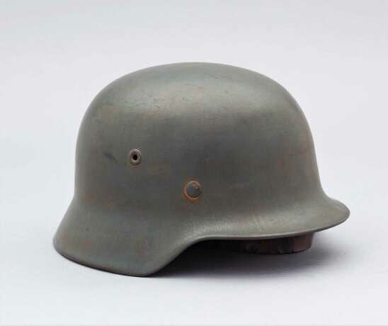 Wehrmacht, Stahlhelm M 40 mit einem Abzeichen der Wlassow-Armee. - фото 2