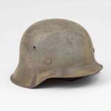 Wehrmacht, Stahlhelm M 42 mit einem Abzeichen. - Foto 2