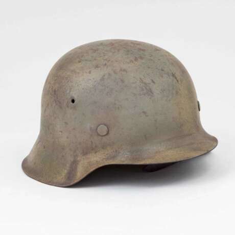 Wehrmacht, Stahlhelm M 42 mit einem Abzeichen. - Foto 2