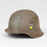 Wehrmacht, Stahlhelm M 42 mit einem Abzeichen. - Foto 3