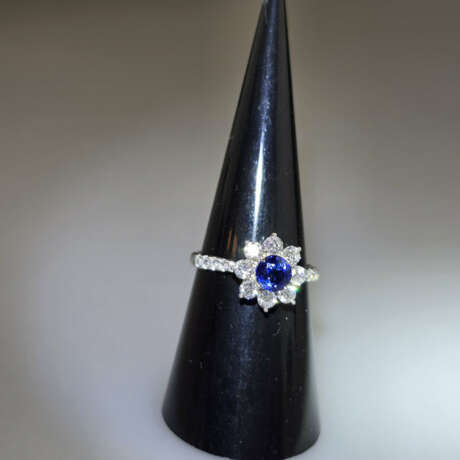 Floraler Saphirring mit Diamanten- Weißgold 750/00… - photo 3