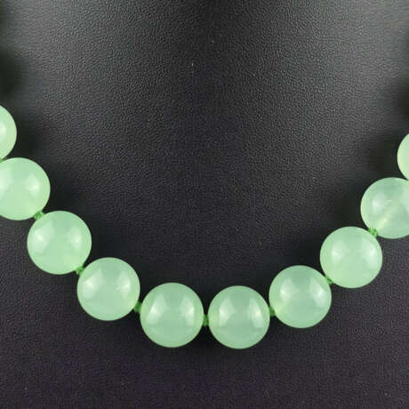 Jadekette - China, Kette aus 30 fein polierten hel… - Foto 2