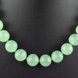 Jadekette - China, Kette aus 30 fein polierten hel… - Foto 2
