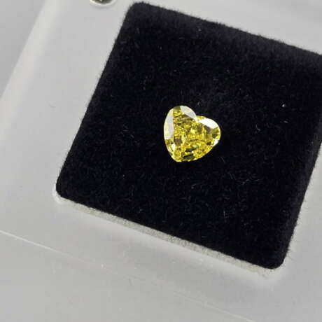 Loser gelber Herz-Diamant von 1,02 ct. mit Lasersi… - photo 3
