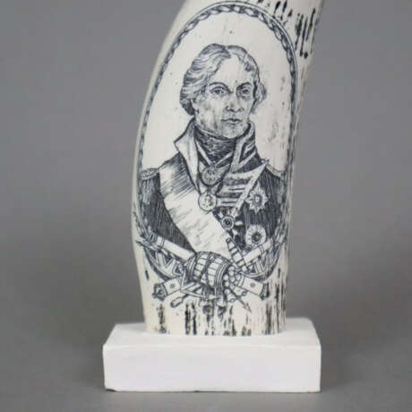 Zwei Scrimshaw-Repliken - Kunstharz, 1x mit Bildni… - фото 3