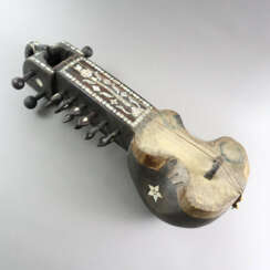 Saiteninstrument in der Art von Sarangi - Indien/P…