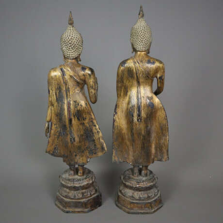 Zwei stehende Buddhas - Thailand 20.Jh., Bronze, G… - photo 3