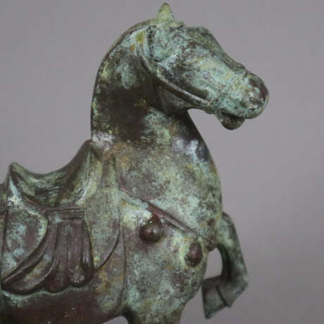 Replik eines Tang-Pferdes - China, Gelbguss, dunke… - Foto 2