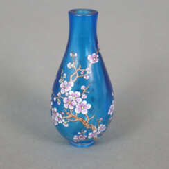 Kleine Yuhuchun-Vase aus Peking-Glas mit Emailmale…