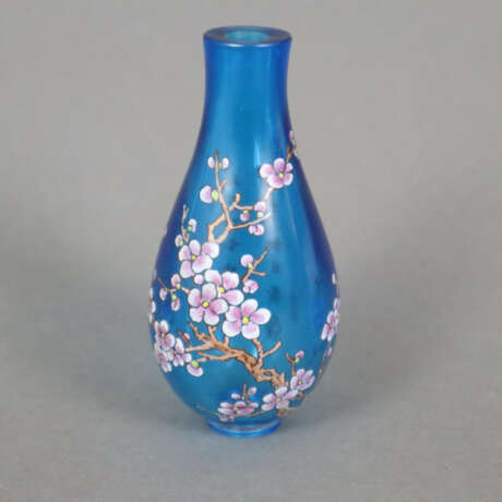 Kleine Yuhuchun-Vase aus Peking-Glas mit Emailmale… - Foto 1