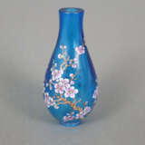 Kleine Yuhuchun-Vase aus Peking-Glas mit Emailmale… - Foto 1