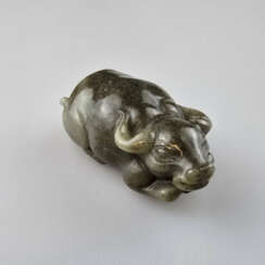 Jade-Figur „Wasserbüffel“ - China, zweifarbige Nep…