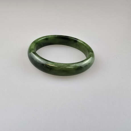 Nephrit-Jadearmreif - China, runder Armreif, selad… - photo 2