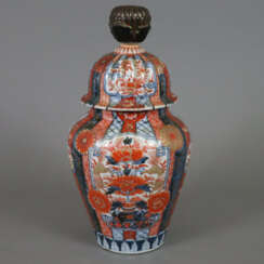 Imari Deckelvase - Japan, hochbauchige Balustervas…