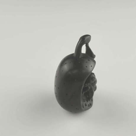 Katabori-Netsuke "Wespe auf Frucht" - Japan, 1.Häl… - Foto 2