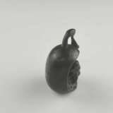 Katabori-Netsuke "Wespe auf Frucht" - Japan, 1.Häl… - photo 2