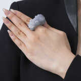 NO RESERVE – PAIR OF CARVED JADEITE SADDLE RINGS - фото 7