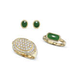 NO RESERVE - DIAMOND RING; TOGETHER WITH JADEITE AND DIAMOND EARRINGS AND RING SET - photo 1