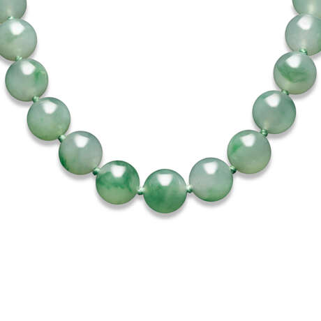 NO RESERVE - JADEITE BEAD AND DIAMOND NECKLACE AND EARRINGS SET - photo 5
