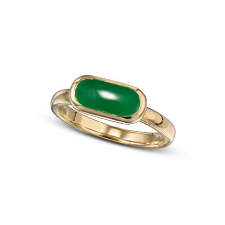 NO RESERVE - DIAMOND RING; TOGETHER WITH JADEITE AND DIAMOND EARRINGS AND RING SET - photo 4