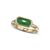 NO RESERVE - DIAMOND RING; TOGETHER WITH JADEITE AND DIAMOND EARRINGS AND RING SET - photo 4