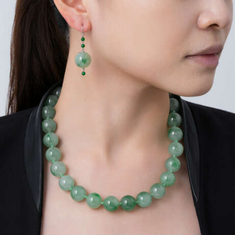 NO RESERVE - JADEITE BEAD AND DIAMOND NECKLACE AND EARRINGS SET - photo 8