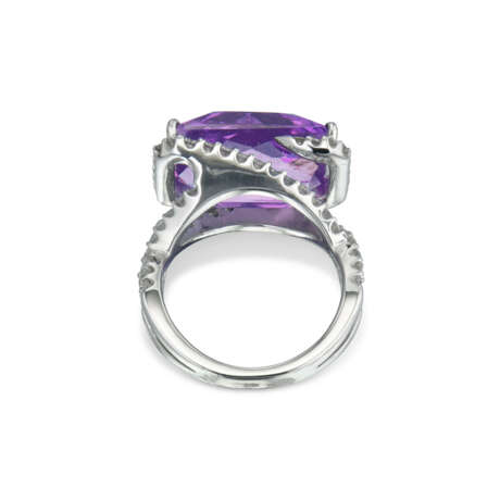 NO RESERVE - AMETHYST AND DIAMOND RING; TOGETHER WITH A GOLD NECKCHAIN - Foto 3