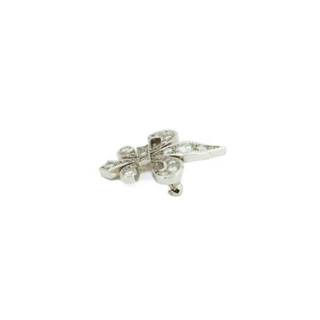 DIAMOND BROOCH "FLEUR DE LIS" - photo 3