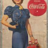 Werbeschild "Take home a carton Coca Cola", 1930er Jahre, stark beschädigt, 81x35,5 cm, hinter Glas und Rahmen - Foto 1