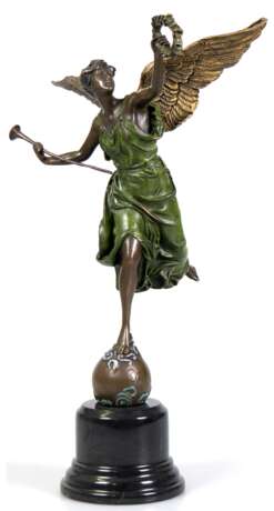 Bronze-Figur "La Renomee", nach Louis-Ernest Barrias, z.T. grün gefaßt, Wiener Gießermarke "Amphore mit AB", H. 31 cm, auf rundem schwarzem Steinsockel, Ges.-H. 37,5 cm - Foto 1