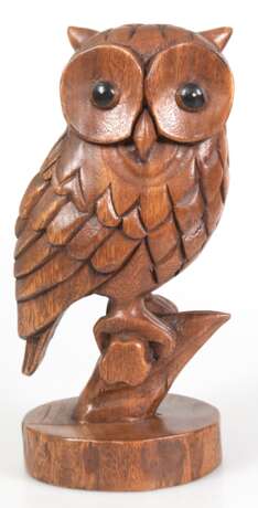 Figur "Eule auf Ast sitzend", Holz vollplastisch geschnitzt, auf runder Holzplinthe, H. 30,5 cm - фото 1