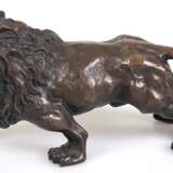 Bronze-Figur "Brüllender Löwe", braun patiniert, Nachguß, bez. "C. Valton", H. 15 cm, L. 33 cm - photo 1