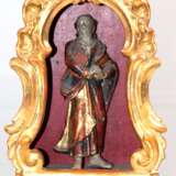 Hausaltar, alpenländisch, wohl 18./19. Jh., Holz geschnitzt, farbige Fassung z.T. erneuert, im Inneren plastisch geschnitzte Heiligenfigur, 32x16x8,5 cm - Foto 1