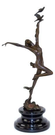 Bronze-Figur "Tänzerin mit 3 Tauben", braun patiniert, Nachguß, bezeichnet "Aldo Vitalen", Gießerplakette "JB Deposee Paris", auf rundem schwarzem Steinsockel, Ges.-H. 32,5 cm - photo 1