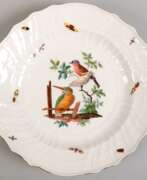 Изделия из фарфора. Meissen-Teller, ca. 1740-1780, im Spiegel polychrome Vogelmalerei mit Insekten, Maler: Christian Lindner (1728- 1806), Form Neubrandenstein, Goldrand berieben, Gebrauchspuren, 1. Wahl, Dm. 23,5 cm