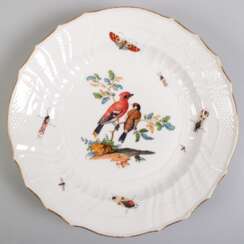 Meissen-Teller, ca. 1740-1780, im Spiegel polychrome Vogelmalerei mit Insekten, Maler: Christian Lindner (1728- 1806), Form Neubrandenstein, Goldrand berieben, Gebrauchspuren, 1. Wahl, Dm. 23,5 cm