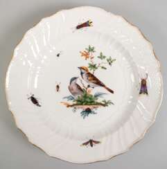 Meissen-Teller, ca. 1740-1780, im Spiegel polychrome Vogelmalerei mit Insekten, Maler: Christian Lindner (1728- 1806), Form Neubrandenstein, Goldrand berieben, Gebrauchspuren, 1. Wahl, Dm. 23,5 cm