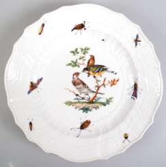 Meissen-Teller, ca. 1740-1780, im Spiegel polychrome Vogelmalerei mit Insekten, Maler: Christian Lindner (1728- 1806), Form Neubrandenstein, Goldrand berieben, Farbfehlstellen, Stand min. best., Gebrauchspuren, 1. Wahl,…