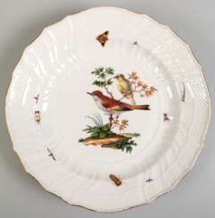 Meissen-Teller, ca. 1740-1780, im Spiegel polychrome Vogelmalerei mit Insekten, Maler: Christian Lindner (1728- 1806), Form Neubrandenstein, Goldrand berieben, Gebrauchspuren, 1. Wahl, Dm. 23,5 cm