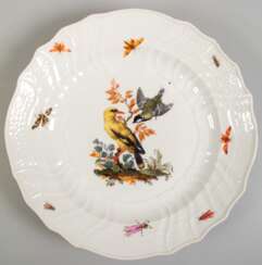 Meissen-Teller, Marcolini 1774-1817, im Spiegel polychrome Vogelmalerei mit Insekten, Maler: Christian Lindner (1728- 1806), Form Neubrandenstein, Goldrand berieben, Farbkratzer, Gebrauchspuren, 1. Wahl, Dm. 23,5 cm