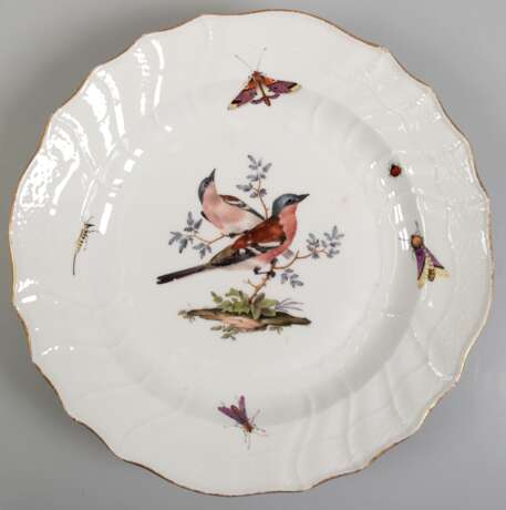 Meissen-Teller, ca. 1740-1780, im Spiegel polychrome Vogelmalerei mit Insekten, Maler: Christian Lindner (1728- 1806), Form Neubrandenstein, Goldrand berieben, Gebrauchspuren, 1. Wahl, Dm. 23,5 cm - photo 1